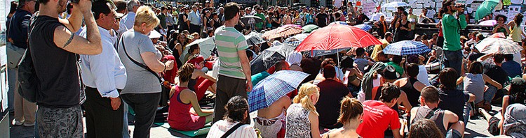 Madrid, mayo de 2011, personas votando en la Puerta del Sol
