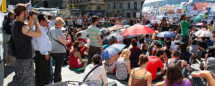 Madrid, mayo de 2011, personas votando en la Puerta del Sol