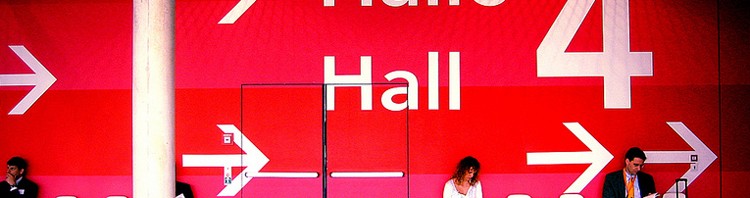 Trabajadores en la Sala 4 de la feria de Stuttgart