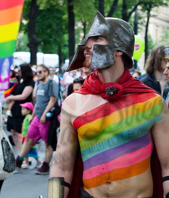 Hombre en el orgullo gay